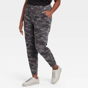 Knox Rose Plus Size Gray Camo Mid Rise Utility Cargo Zip Tapered Ankle Pant 16